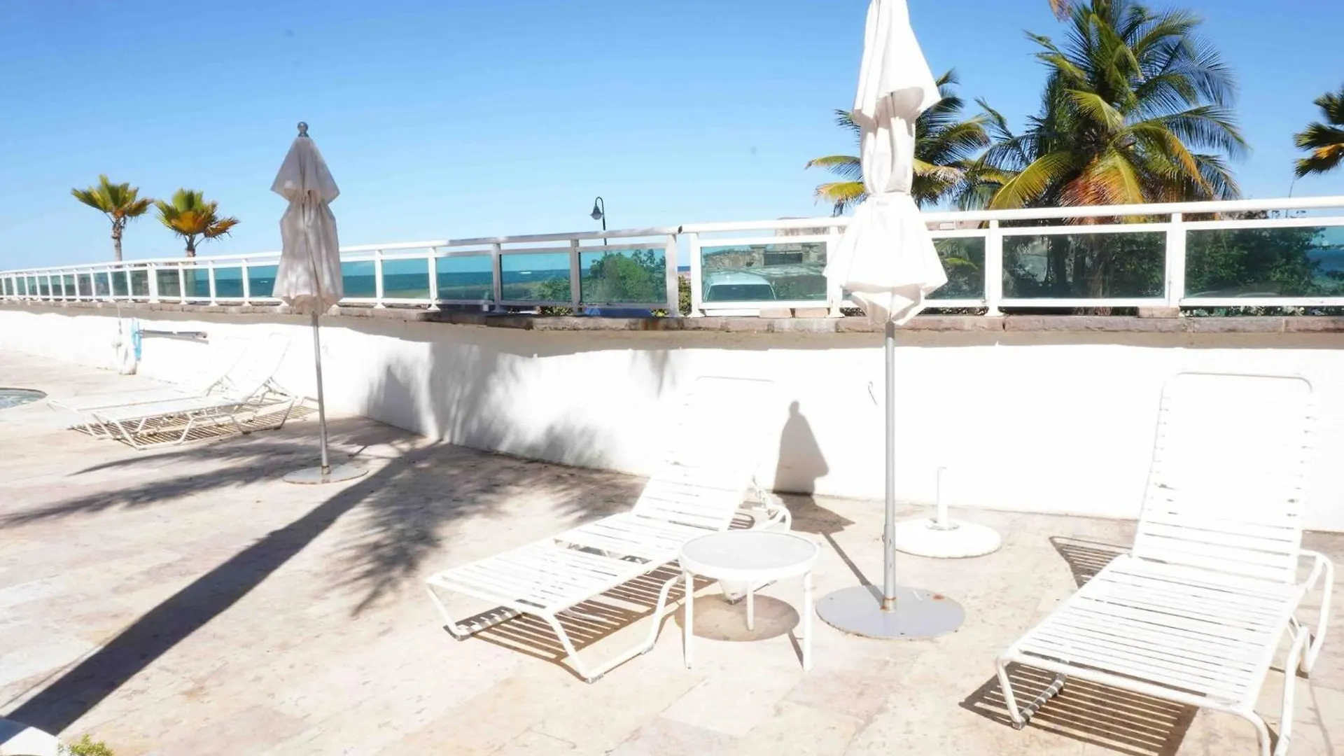 Sunrise View Studio | Balcony & Pool Access 圣胡安 公寓