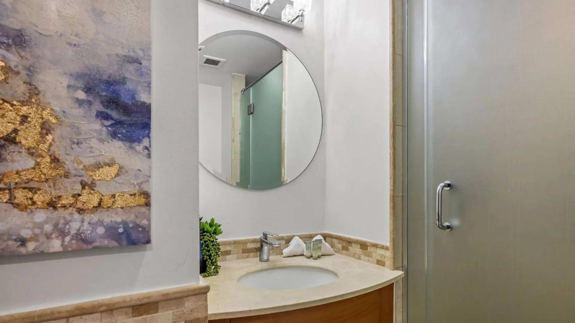 Sunrise View Studio | Balcony & Pool Access 圣胡安
